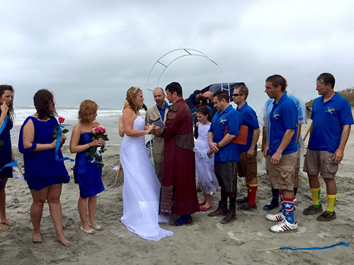 Cặp đôi làm đám cưới giữa cơn bão Joaquin - 1