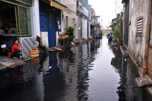 Mưa gần nửa giờ, người Sài Gòn khổ sở dọn bùn đen - 2
