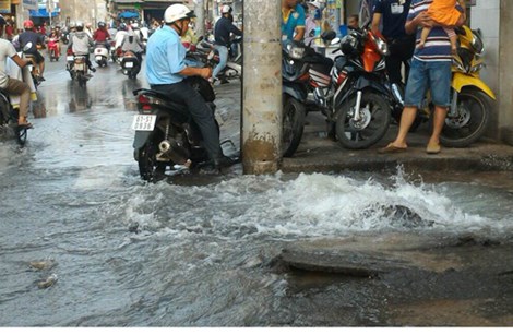 TP.HCM: Nước máy phun ngập đường phố - 1