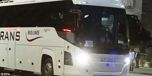 SỐC: Đang đi, xe bus của ĐT Serbia bị ném đá - 3