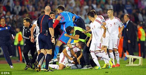 SỐC: Đang đi, xe bus của ĐT Serbia bị ném đá - 6