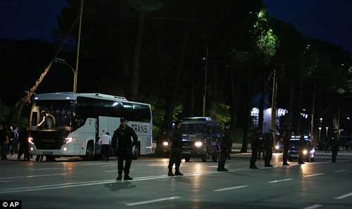SỐC: Đang đi, xe bus của ĐT Serbia bị ném đá - 4