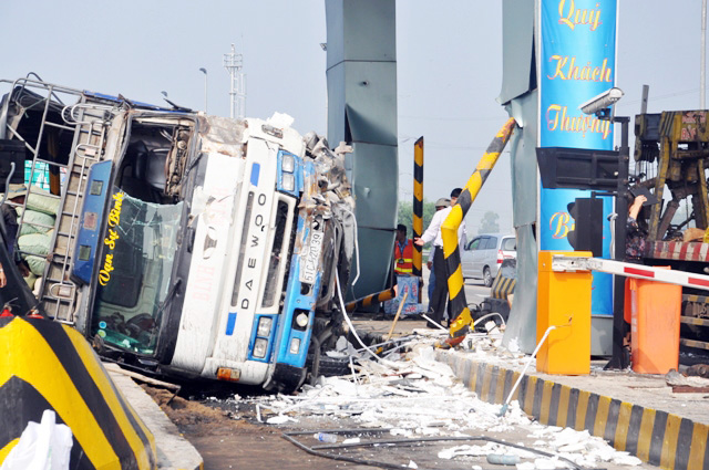 Xe tải tông sập trạm thu phí cao tốc TPHCM–Trung Lương - 2