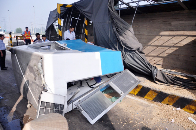 Xe tải tông sập trạm thu phí cao tốc TPHCM–Trung Lương - 3