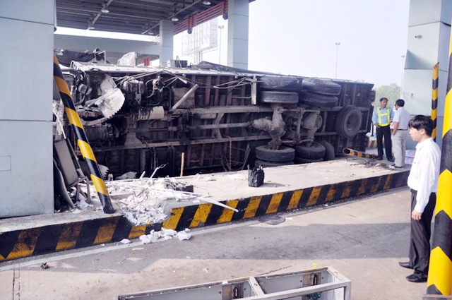 Xe tải tông sập trạm thu phí cao tốc TPHCM–Trung Lương - 5