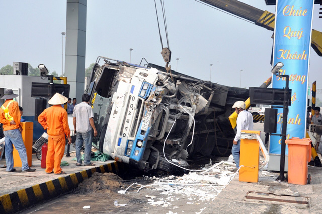 Xe tải tông sập trạm thu phí cao tốc TPHCM–Trung Lương - 6