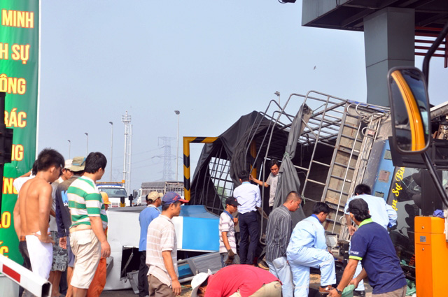 Xe tải tông sập trạm thu phí cao tốc TPHCM–Trung Lương - 7