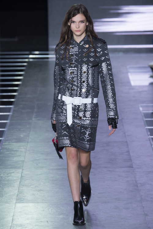 Miranda Kerr đẹp hút hồn tại show của Louis Vuitton - 9