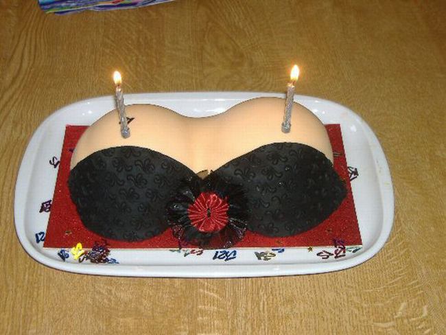 Chiếc bánh sinh nhật siêu độc.