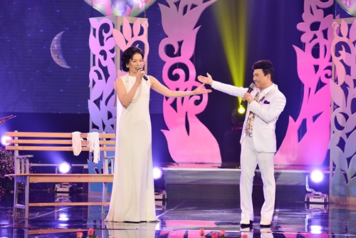Quang Linh nắm tay tình tứ với Lệ Quyên trên sân khấu - 1