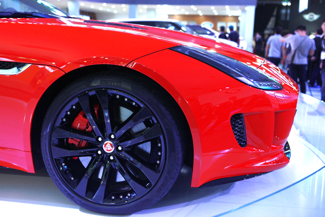 Jaguar F-Type R là mẫu xe thể thao mui trần 2 cửa được ra mắt lần đầu vào năm 2014.