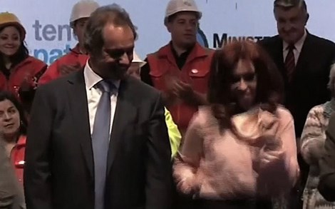 Nữ tổng thống Argentina nhảy &#34;cực sung&#34; trên sân khấu - 1