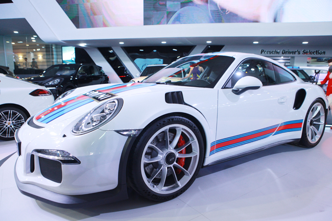 Porsche 911 GT3 RS được các chuyên gia nhìn nhận là phiên bản nằm giữa ranh giới xe thể thao và xe đua. Nó ra mắt lần đầu tại Triển lãm Geneva Motor Show 2015 hồi đầu tháng 3 vừa qua.
