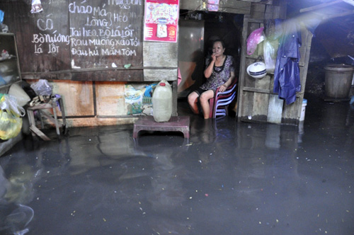 Người Sài Gòn thức đêm đắp đê ngăn nước vào nhà - 10