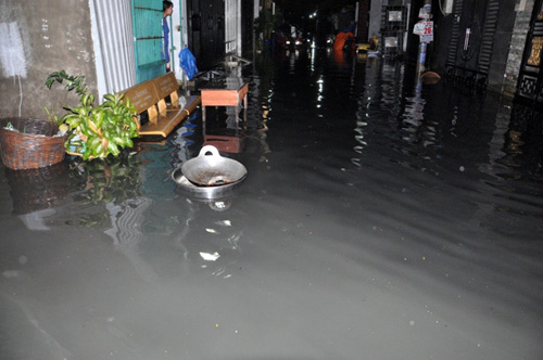 Người Sài Gòn thức đêm đắp đê ngăn nước vào nhà - 11