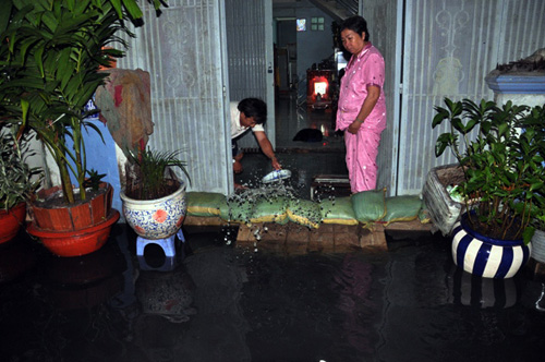 Người Sài Gòn thức đêm đắp đê ngăn nước vào nhà - 2