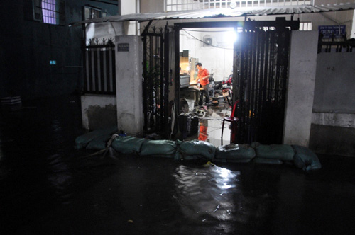 Người Sài Gòn thức đêm đắp đê ngăn nước vào nhà - 4