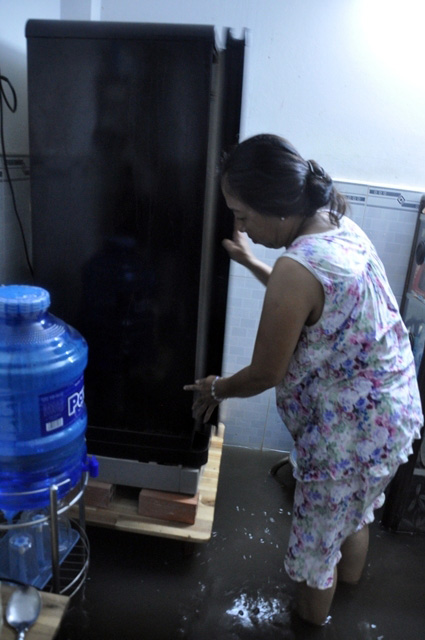 Người Sài Gòn thức đêm đắp đê ngăn nước vào nhà - 6