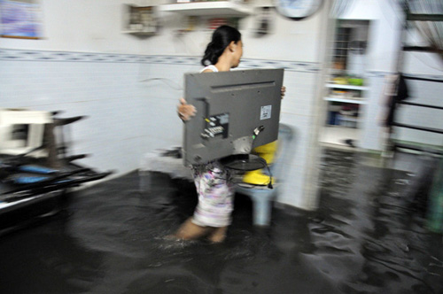 Người Sài Gòn thức đêm đắp đê ngăn nước vào nhà - 7