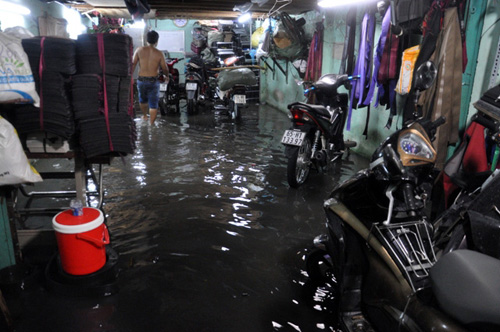 Người Sài Gòn thức đêm đắp đê ngăn nước vào nhà - 8