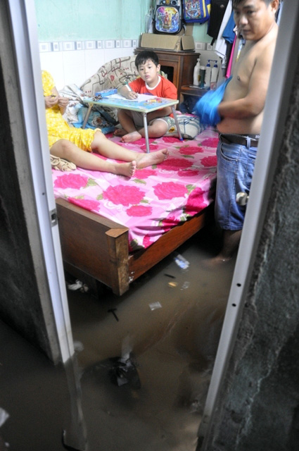 Người Sài Gòn thức đêm đắp đê ngăn nước vào nhà - 9