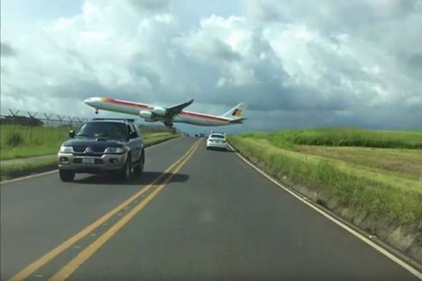 Video: Máy bay suýt chạm vào... người dưới đất - 1