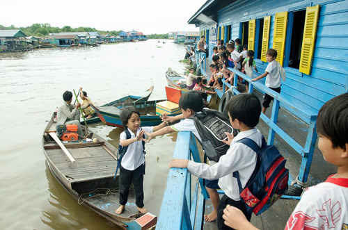 Nhói lòng cảnh trẻ em vượt sông tới trường - 1