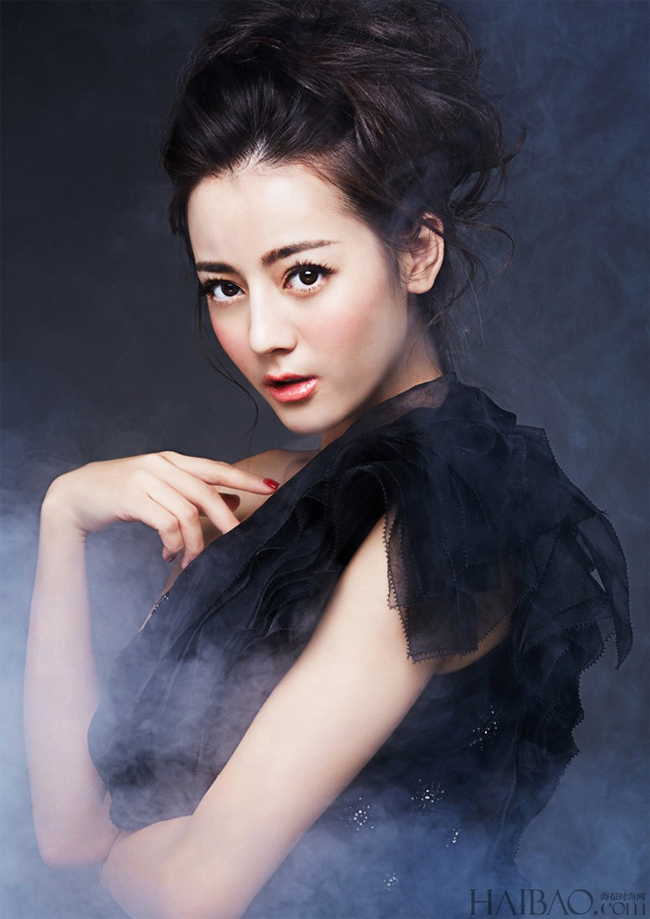 Mỹ nhân dân tộc thiểu số gây ấn tượng mạnh với đôi mắt sâu mang nét man mác buồn, sống mũi cao vút, đôi môi xinh như hoa hàm tiếu. 