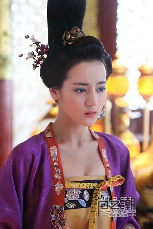 Địch Lệ Nhiệt Ba là một trong số ít những mỹ nhân không có "góc chết".