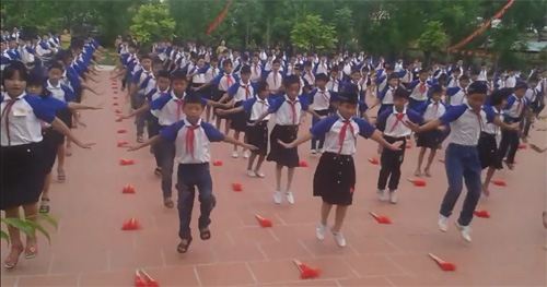 Màn tập thể dục giữa giờ đều tăm tắp của học sinh Thái Bình - 1