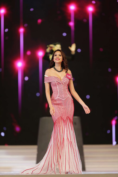 Váy hot nhất tuần: Đầm pha lê rực rỡ của Phạm Hương - 1