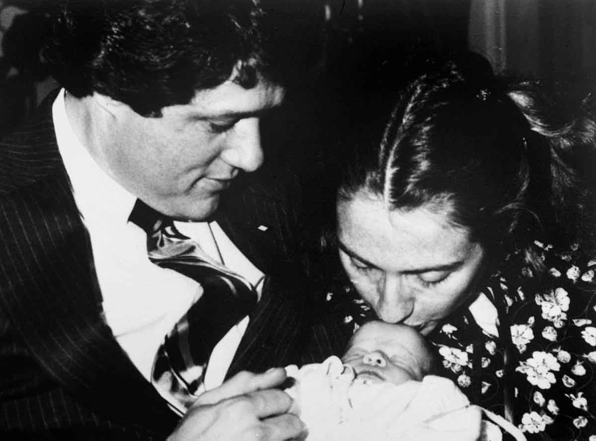 Vợ chồng Hillary – Bill Clinton và 40 năm mặn nồng - 3