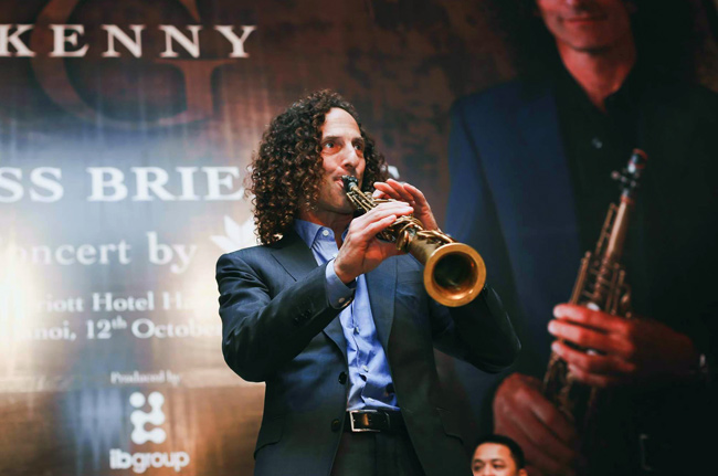 Clip Kenny G ngẫu hứng saxophone trước đêm diễn tại HN - 1