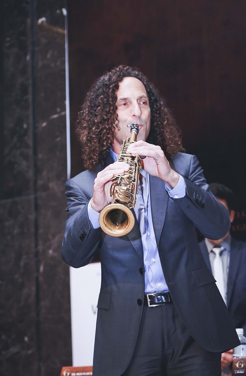 Kenny G tiết lộ lý do luôn mang kèn saxophone bên mình - 3