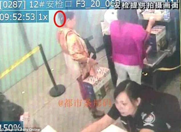 Trung Quốc: Mang dao lên máy bay để... gọt hoa quả - 1