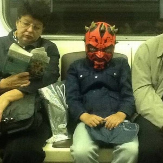 Nhiều hành khách hẳn sẽ thấy thót tim khi bắt gặp một anh "quỷ sa tăng" như vậy trên tàu điện ngầm.