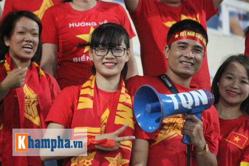 Fan nữ xinh Việt Nam & Thái Lan cùng tụ hội ở Mỹ Đình - 1