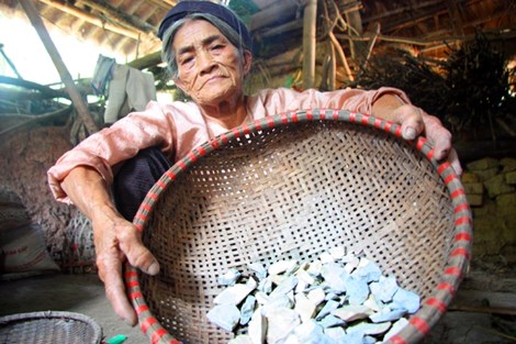 Gặp lại cặp vợ chồng duy nhất giữ tục ăn đất cổ xưa - 13