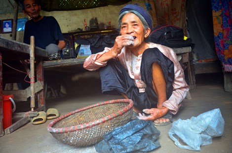 Gặp lại cặp vợ chồng duy nhất giữ tục ăn đất cổ xưa - 2