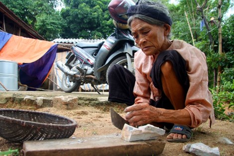 Gặp lại cặp vợ chồng duy nhất giữ tục ăn đất cổ xưa - 7