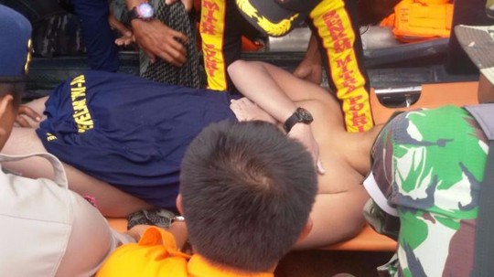Indonesia: Rớt trực thăng, nạn nhân khỏa thân lênh đênh trên hồ - 1