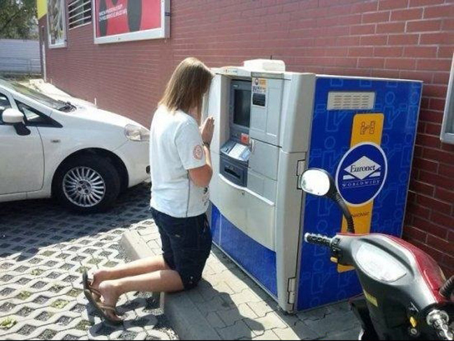 Lạy ông thần ATM cho con rút được nhiều tiền.
