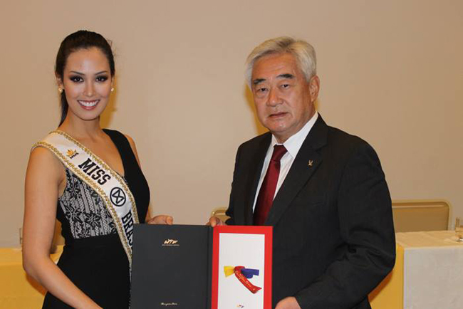 Vào ngày hôm qua (13/10), tân hoa hậu Brazil 2015 - Catharina Choi Nunes chính thức trở thành đại sứ thiện chí của Liên đoàn Taekwondo thế giới. Đích thân chủ tịch Liên đoàn Taekwondo thế giới, ông Choue Chung-Won đã trao vinh dự đặc biệt cho người đẹp.
