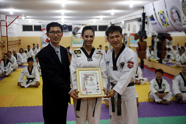 Thường ngày, ngoài công việc làm người mẫu, Choi Nunes cũng rất thích tập luyện Taekwondo, đó là một trong những lý do khiến Liên đoàn Taekwondo thế giới mời hoa hậu Brazil làm đại sứ thiện chí.
