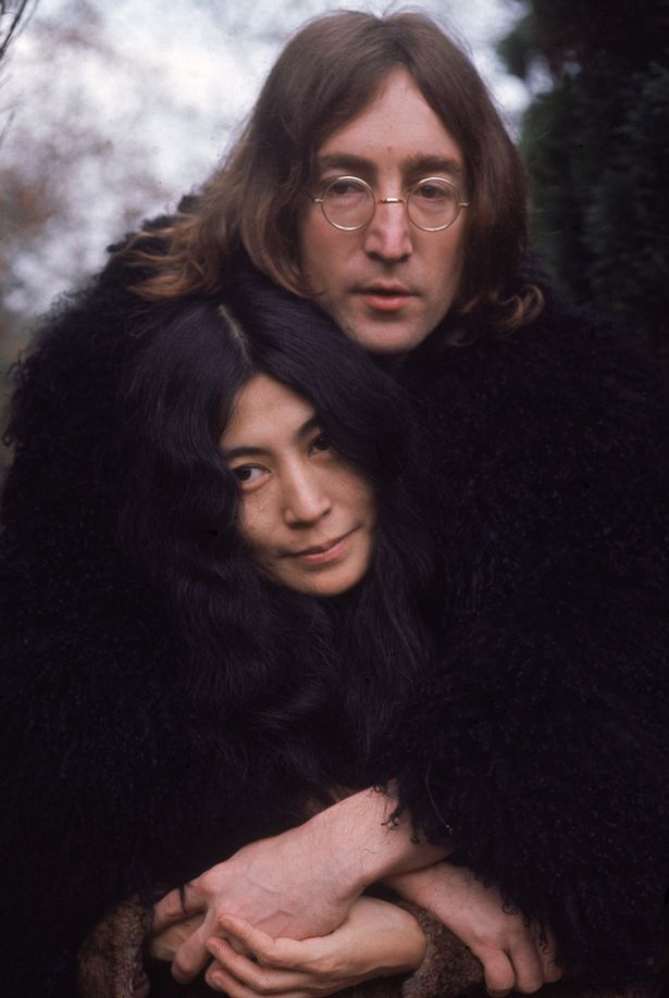 Vợ John Lennon tiết lộ chồng muốn "thân mật" với đàn ông - 1