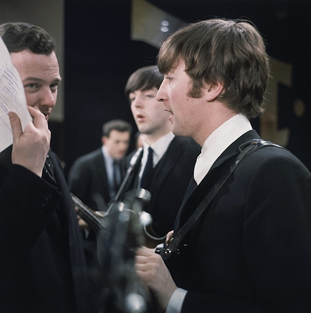 Vợ John Lennon tiết lộ chồng muốn "thân mật" với đàn ông - 3