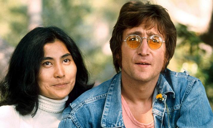 Vợ John Lennon tiết lộ chồng muốn "thân mật" với đàn ông - 4