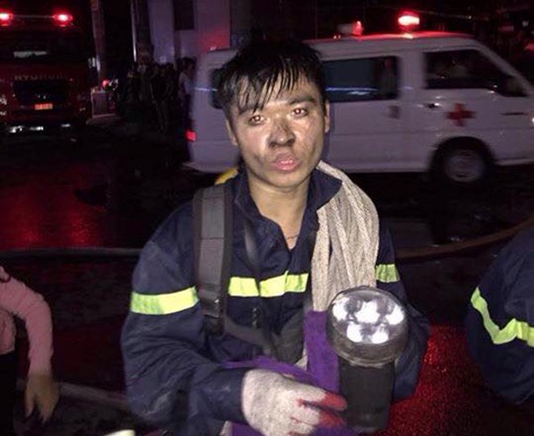 Chuyện người lính trẻ giải cứu 50 người trong đám cháy - 1