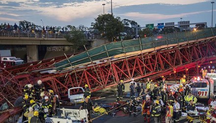 Nam Phi: Cầu sập xuống cao tốc, 23 người thương vong - 1