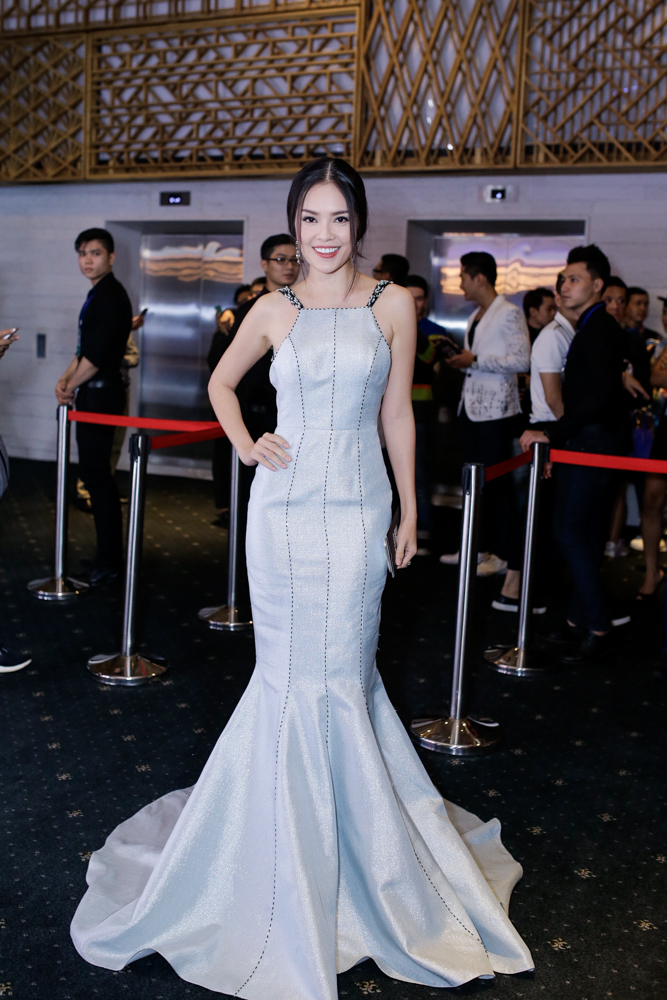 Helly Tống, Phương Linh "gây mê" với áo dài cách tân - 5